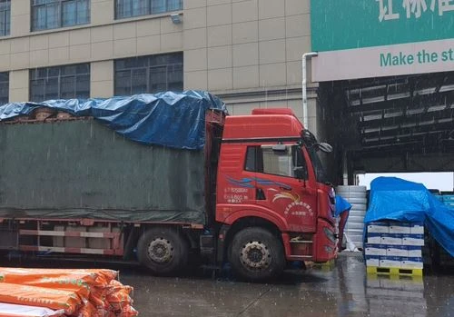 Yağmur Gününde IFAN Laoding Konteyneri