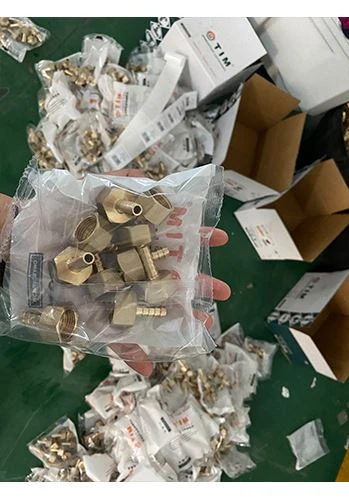 Cezayirli Müşterilerin Sıhhi Tesisat Parçaları Paketleniyor